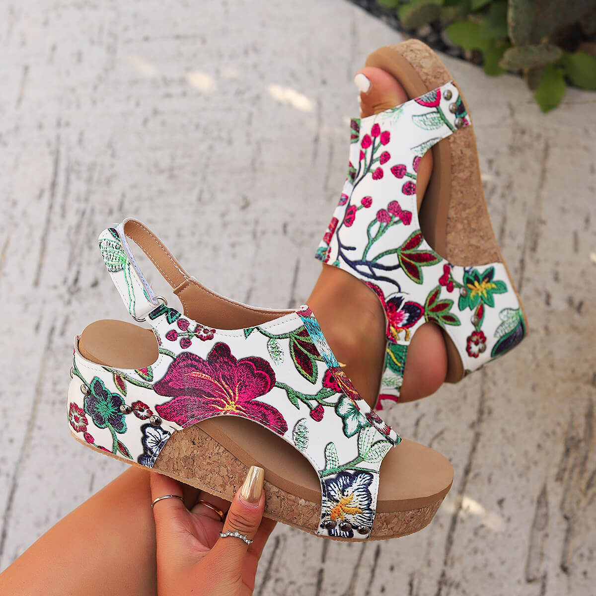 Florale Keilsandalen für Damen: Farbenfroh & Komfortabel