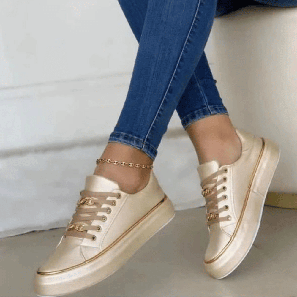 Elegante Damensneaker mit goldener Kettenverzierung: Trendig & Edel