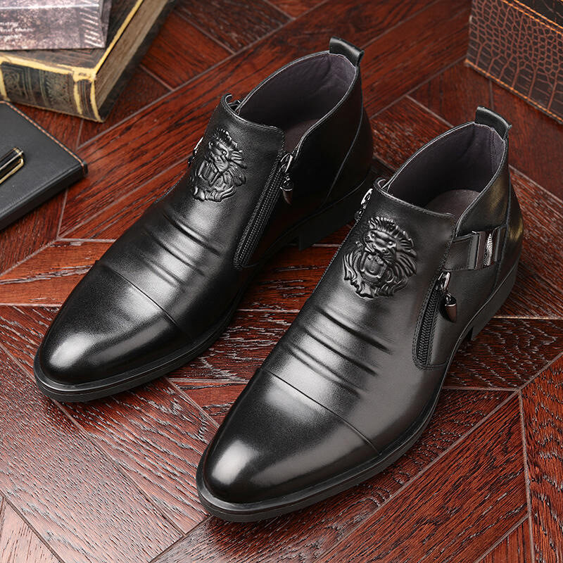 Edle Herren-Stiefeletten mit Löwen-Emblem – Stil & Charakter