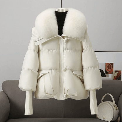 Die elegante und kuschelig warme Winterjacke mit Kunstpelzkragen