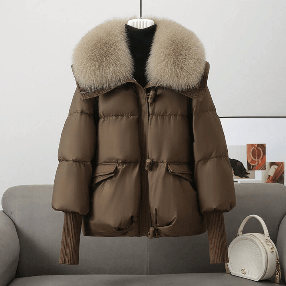 Die elegante und kuschelig warme Winterjacke mit Kunstpelzkragen