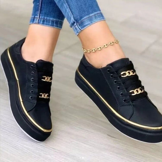 Elegante Damensneaker mit goldener Kettenverzierung: Trendig & Edel